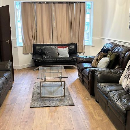 London Luxury 5 Bedroom House 2 Min Walk To The Tube Station Dagenham Exteriör bild