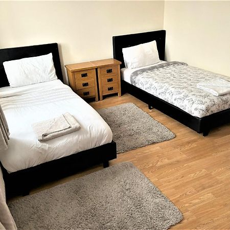 London Luxury 5 Bedroom House 2 Min Walk To The Tube Station Dagenham Exteriör bild