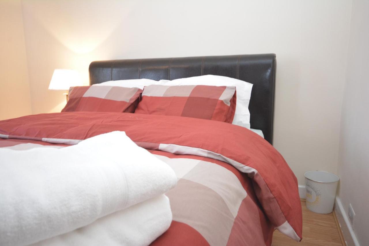 London Luxury 5 Bedroom House 2 Min Walk To The Tube Station Dagenham Exteriör bild