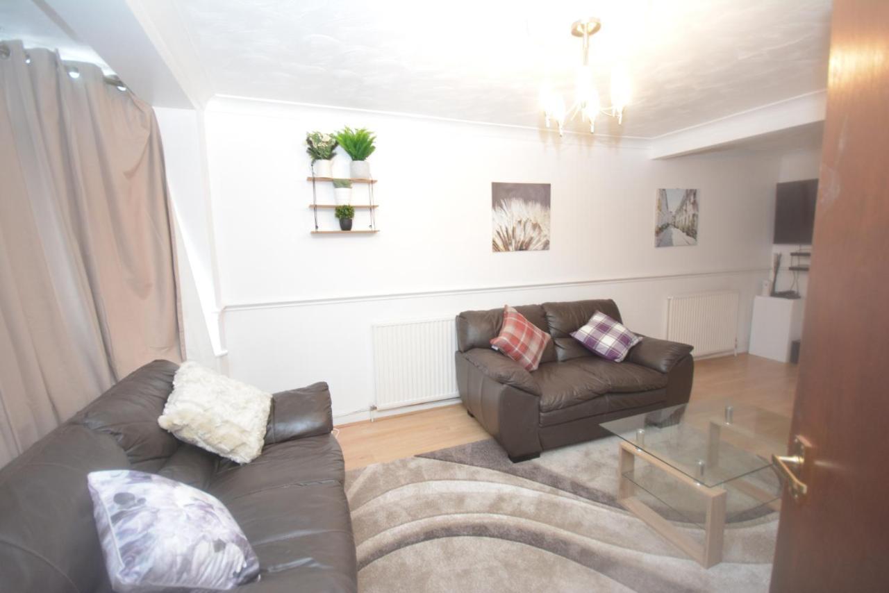 London Luxury 5 Bedroom House 2 Min Walk To The Tube Station Dagenham Exteriör bild