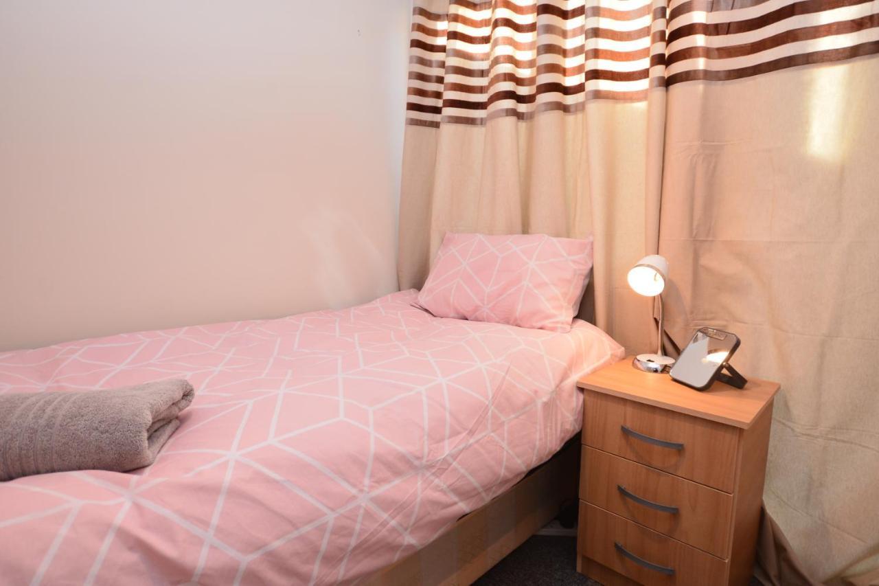 London Luxury 5 Bedroom House 2 Min Walk To The Tube Station Dagenham Exteriör bild