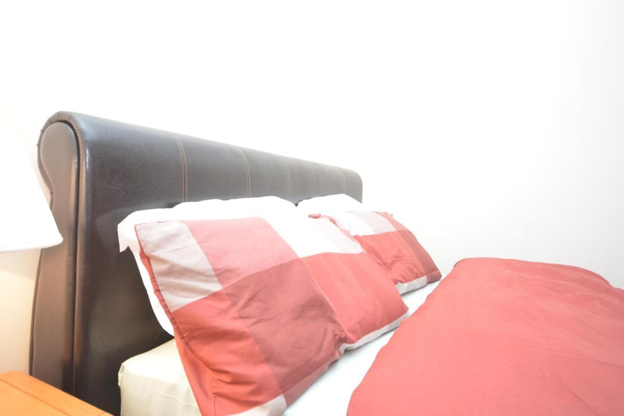 London Luxury 5 Bedroom House 2 Min Walk To The Tube Station Dagenham Exteriör bild