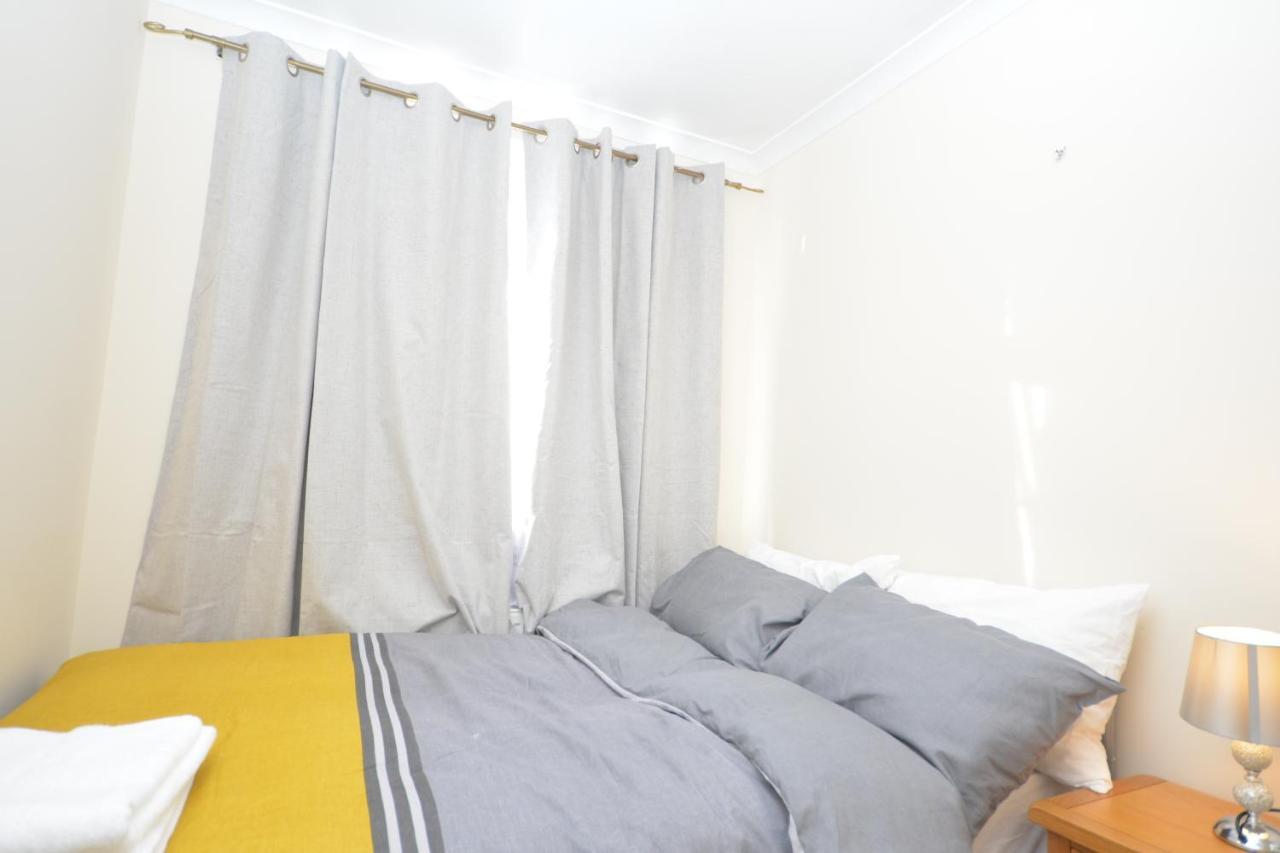 London Luxury 5 Bedroom House 2 Min Walk To The Tube Station Dagenham Exteriör bild
