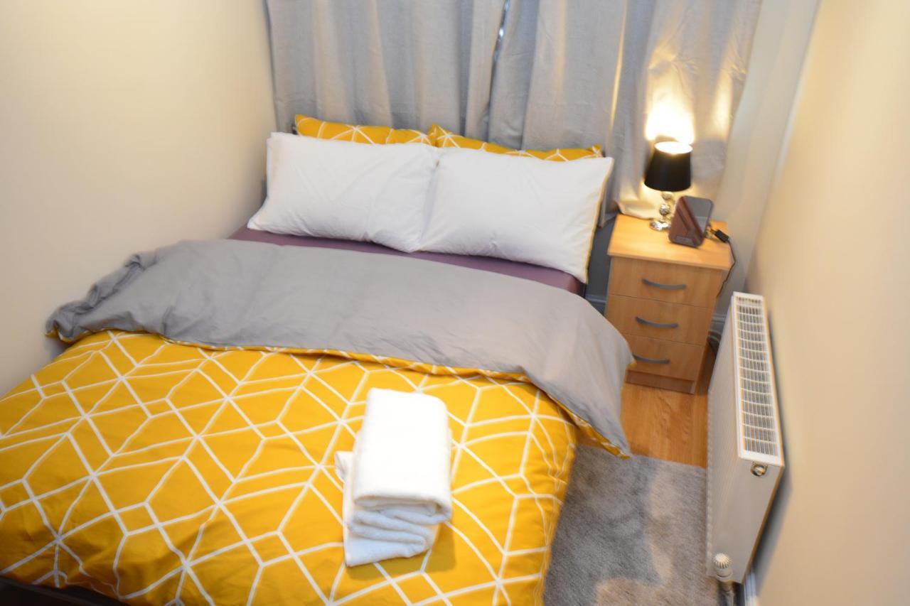 London Luxury 5 Bedroom House 2 Min Walk To The Tube Station Dagenham Exteriör bild