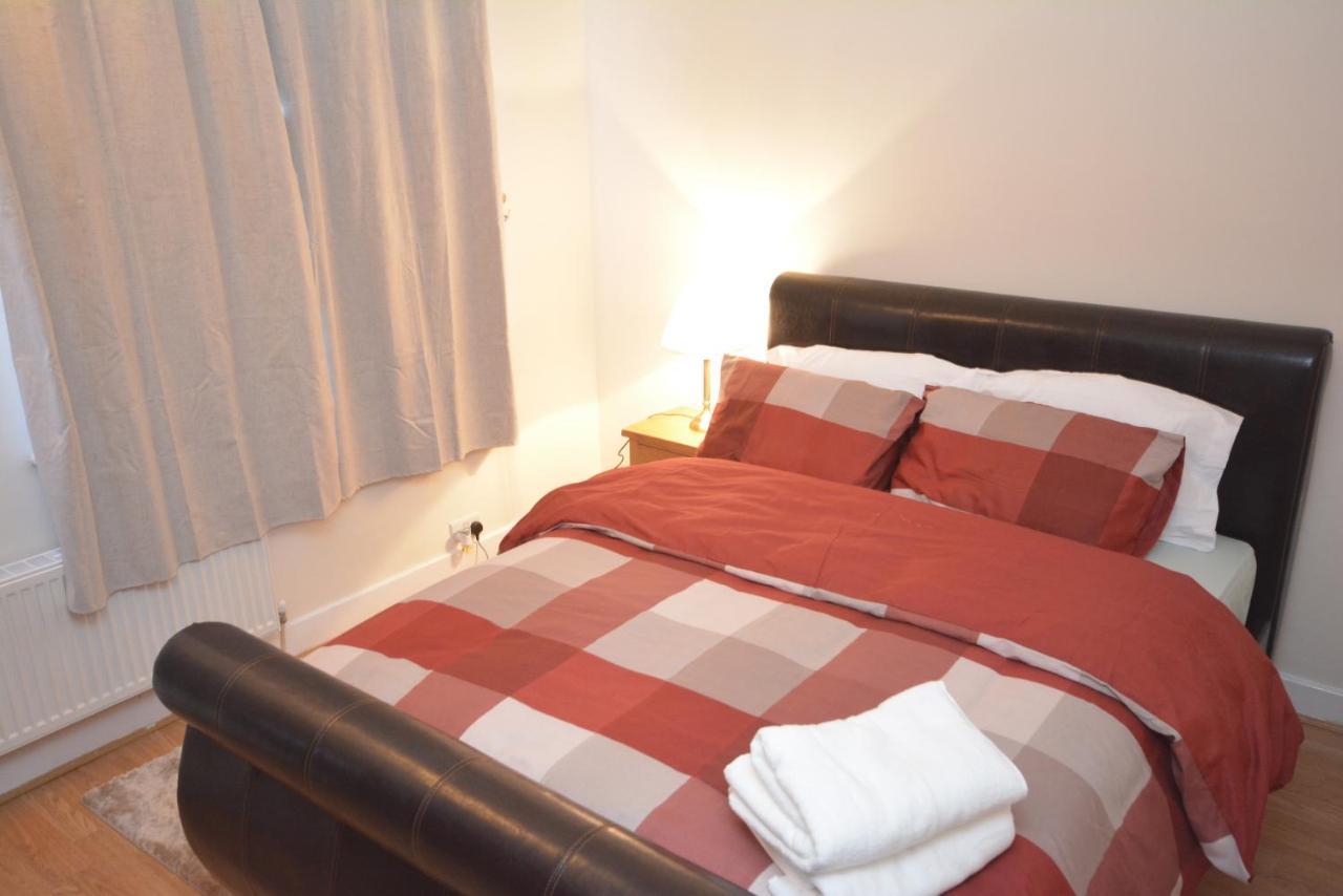 London Luxury 5 Bedroom House 2 Min Walk To The Tube Station Dagenham Exteriör bild