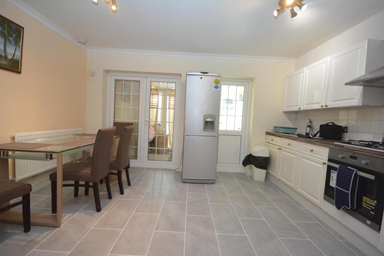 London Luxury 5 Bedroom House 2 Min Walk To The Tube Station Dagenham Exteriör bild