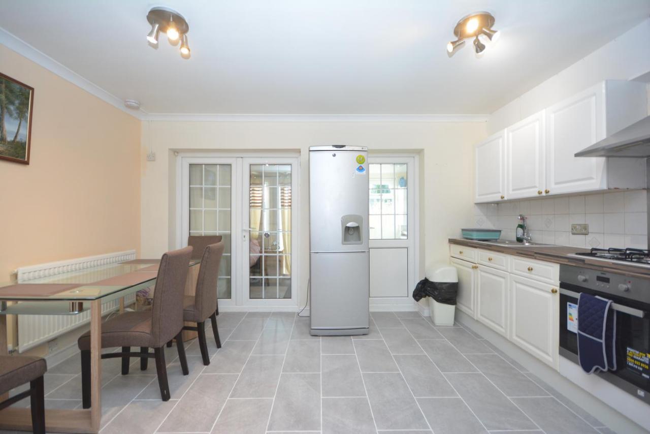 London Luxury 5 Bedroom House 2 Min Walk To The Tube Station Dagenham Exteriör bild