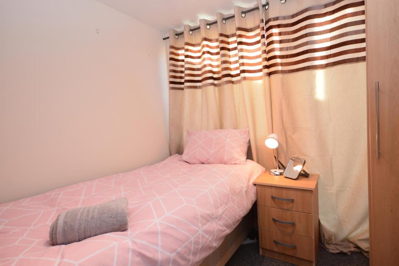 London Luxury 5 Bedroom House 2 Min Walk To The Tube Station Dagenham Exteriör bild
