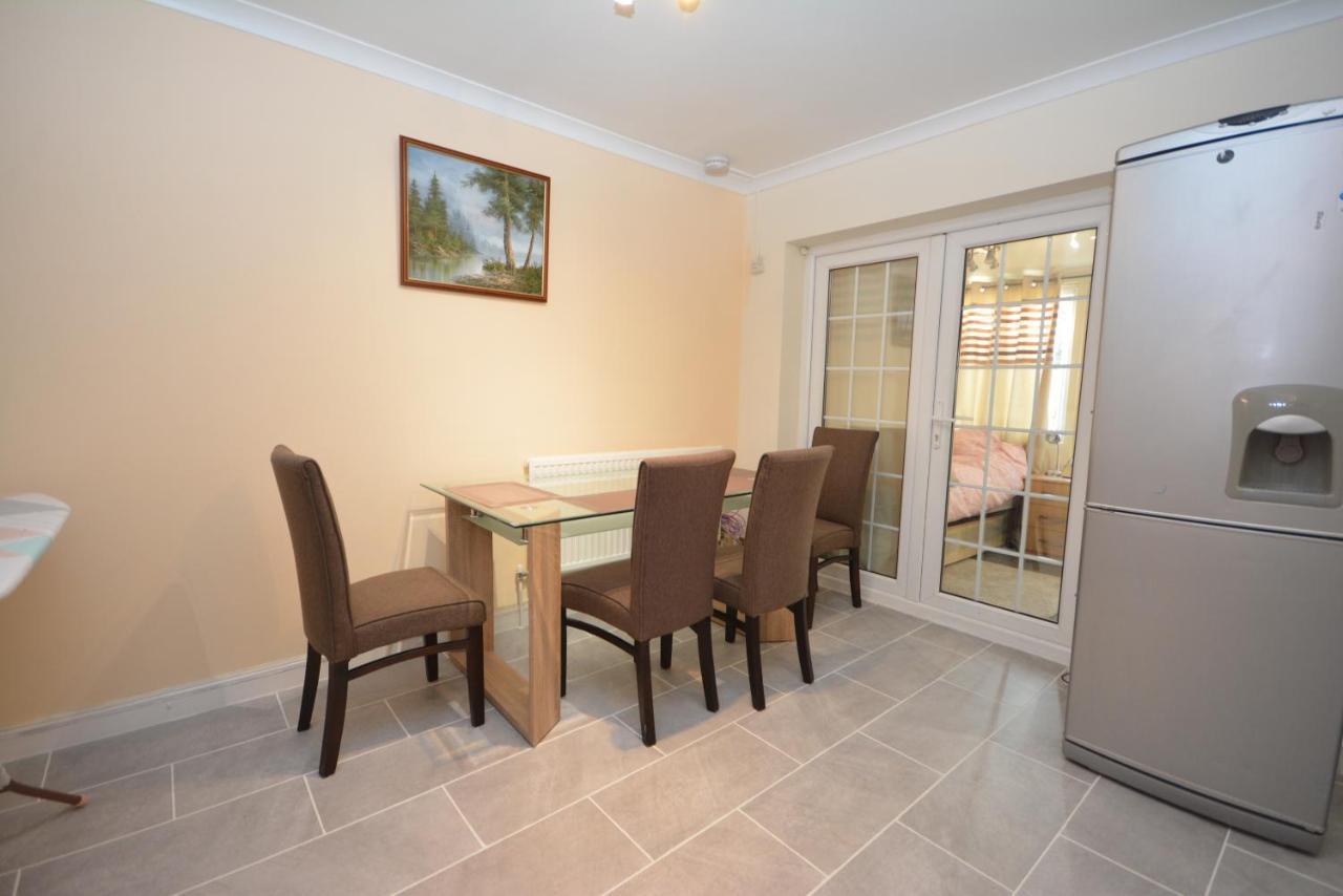 London Luxury 5 Bedroom House 2 Min Walk To The Tube Station Dagenham Exteriör bild
