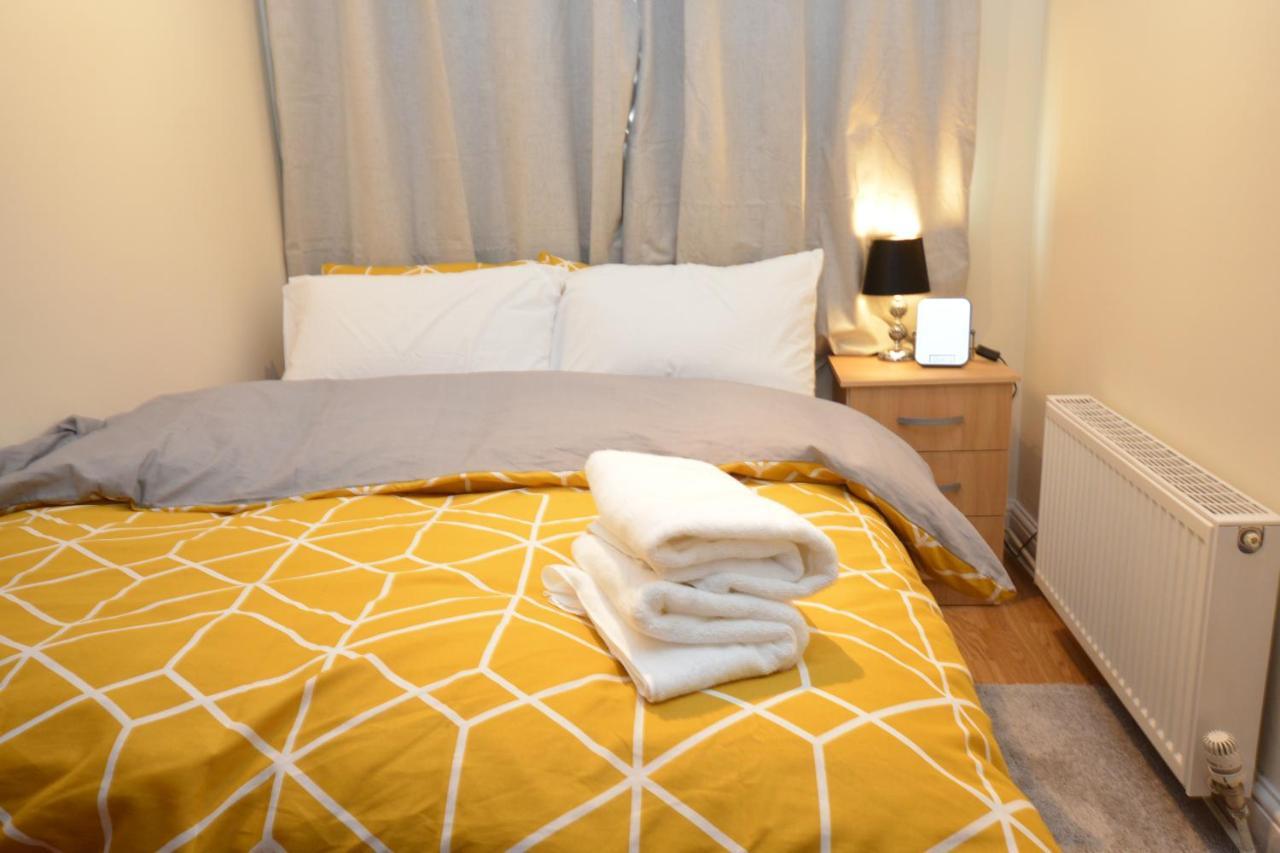 London Luxury 5 Bedroom House 2 Min Walk To The Tube Station Dagenham Exteriör bild