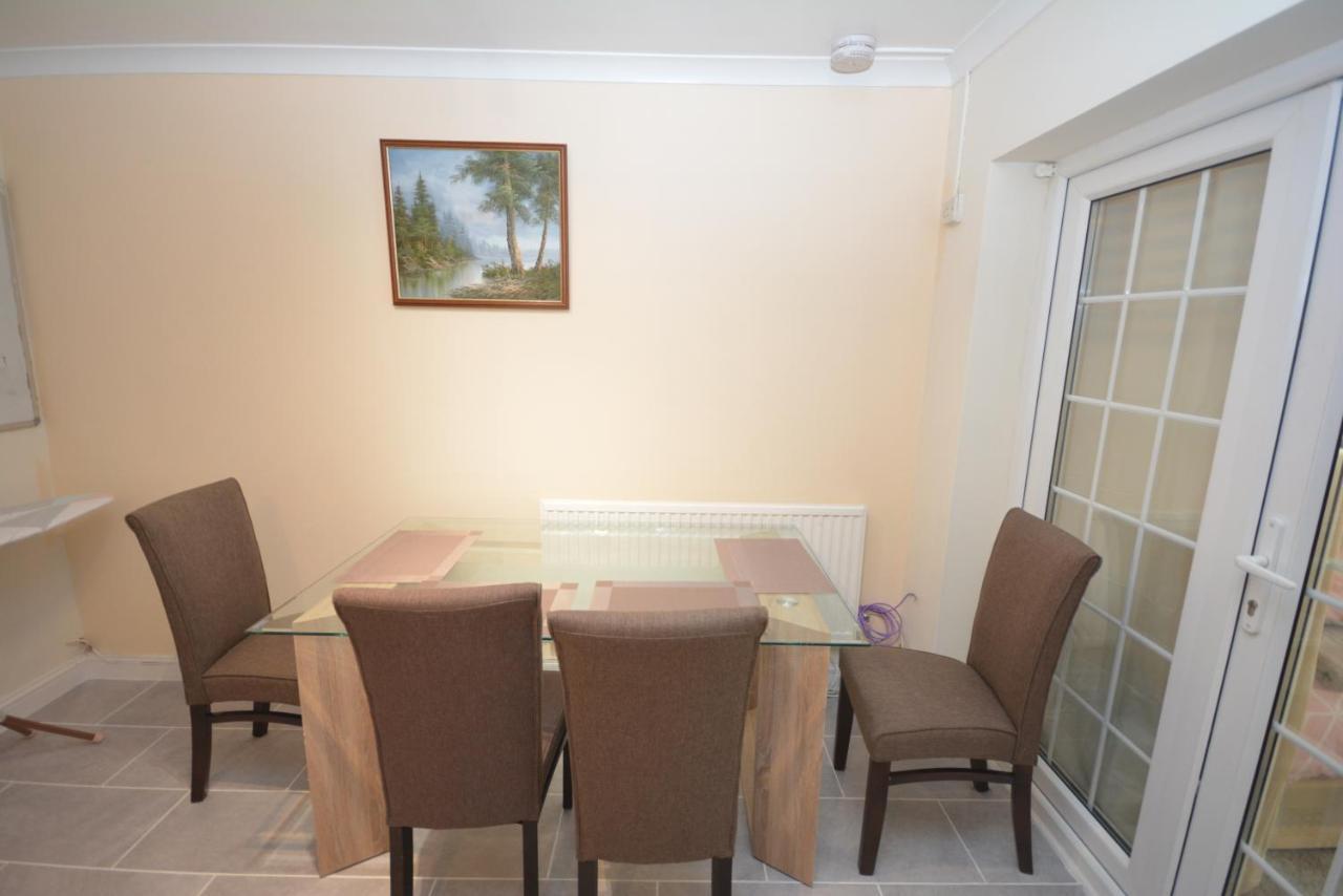 London Luxury 5 Bedroom House 2 Min Walk To The Tube Station Dagenham Exteriör bild