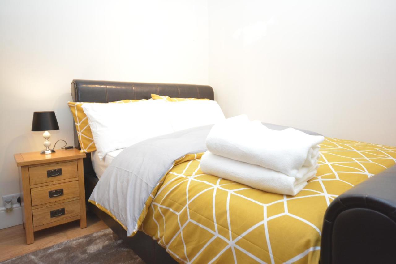 London Luxury 5 Bedroom House 2 Min Walk To The Tube Station Dagenham Exteriör bild