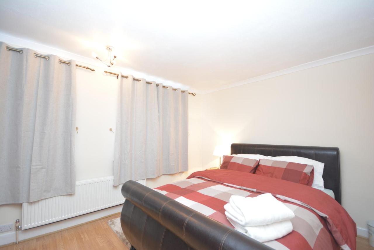 London Luxury 5 Bedroom House 2 Min Walk To The Tube Station Dagenham Exteriör bild