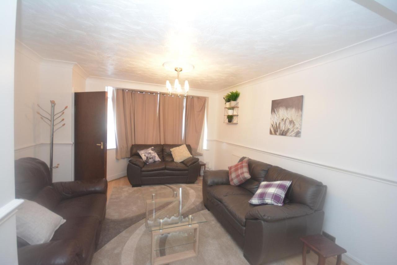 London Luxury 5 Bedroom House 2 Min Walk To The Tube Station Dagenham Exteriör bild