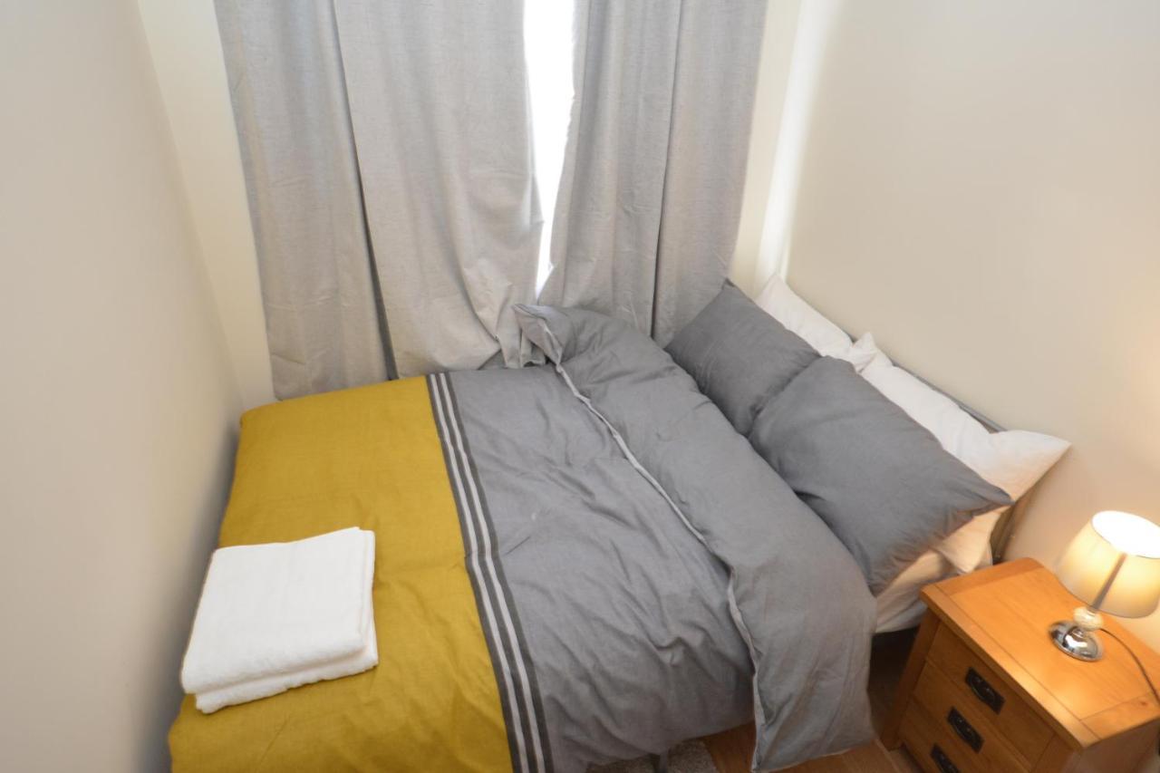 London Luxury 5 Bedroom House 2 Min Walk To The Tube Station Dagenham Exteriör bild