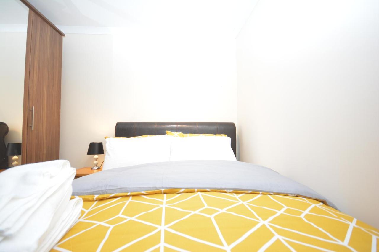 London Luxury 5 Bedroom House 2 Min Walk To The Tube Station Dagenham Exteriör bild