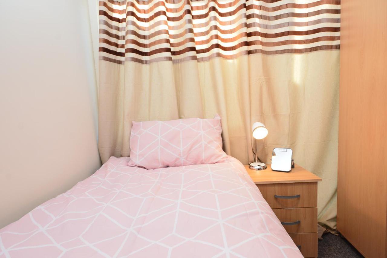 London Luxury 5 Bedroom House 2 Min Walk To The Tube Station Dagenham Exteriör bild