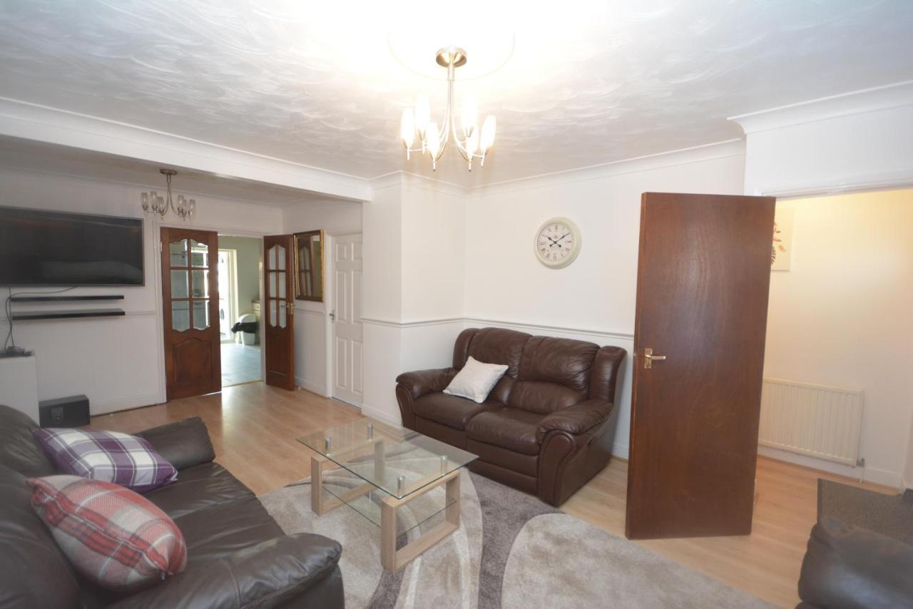 London Luxury 5 Bedroom House 2 Min Walk To The Tube Station Dagenham Exteriör bild