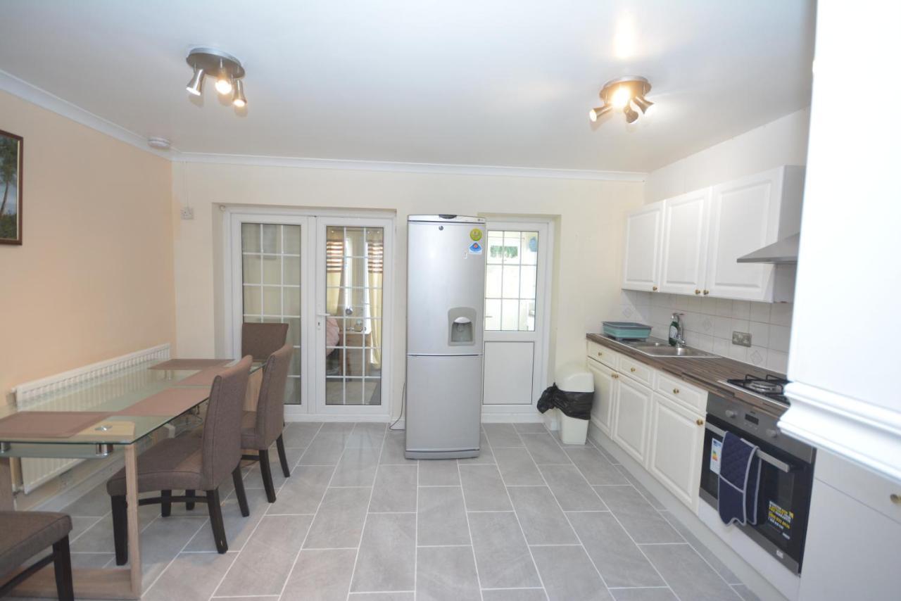 London Luxury 5 Bedroom House 2 Min Walk To The Tube Station Dagenham Exteriör bild