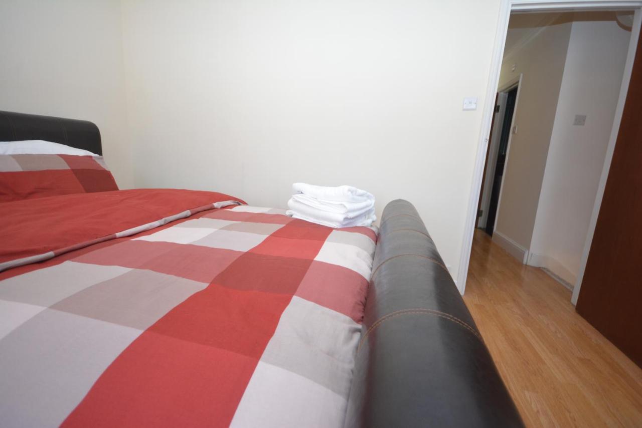 London Luxury 5 Bedroom House 2 Min Walk To The Tube Station Dagenham Exteriör bild