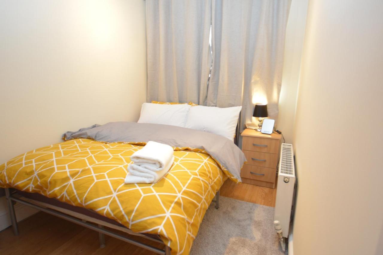 London Luxury 5 Bedroom House 2 Min Walk To The Tube Station Dagenham Exteriör bild