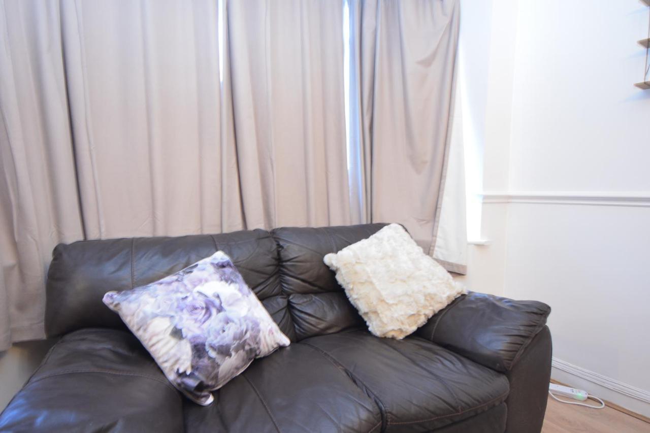 London Luxury 5 Bedroom House 2 Min Walk To The Tube Station Dagenham Exteriör bild