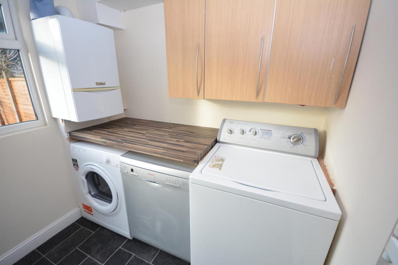 London Luxury 5 Bedroom House 2 Min Walk To The Tube Station Dagenham Exteriör bild