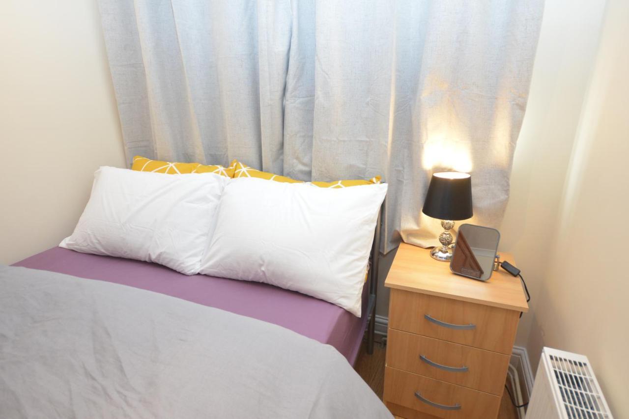 London Luxury 5 Bedroom House 2 Min Walk To The Tube Station Dagenham Exteriör bild