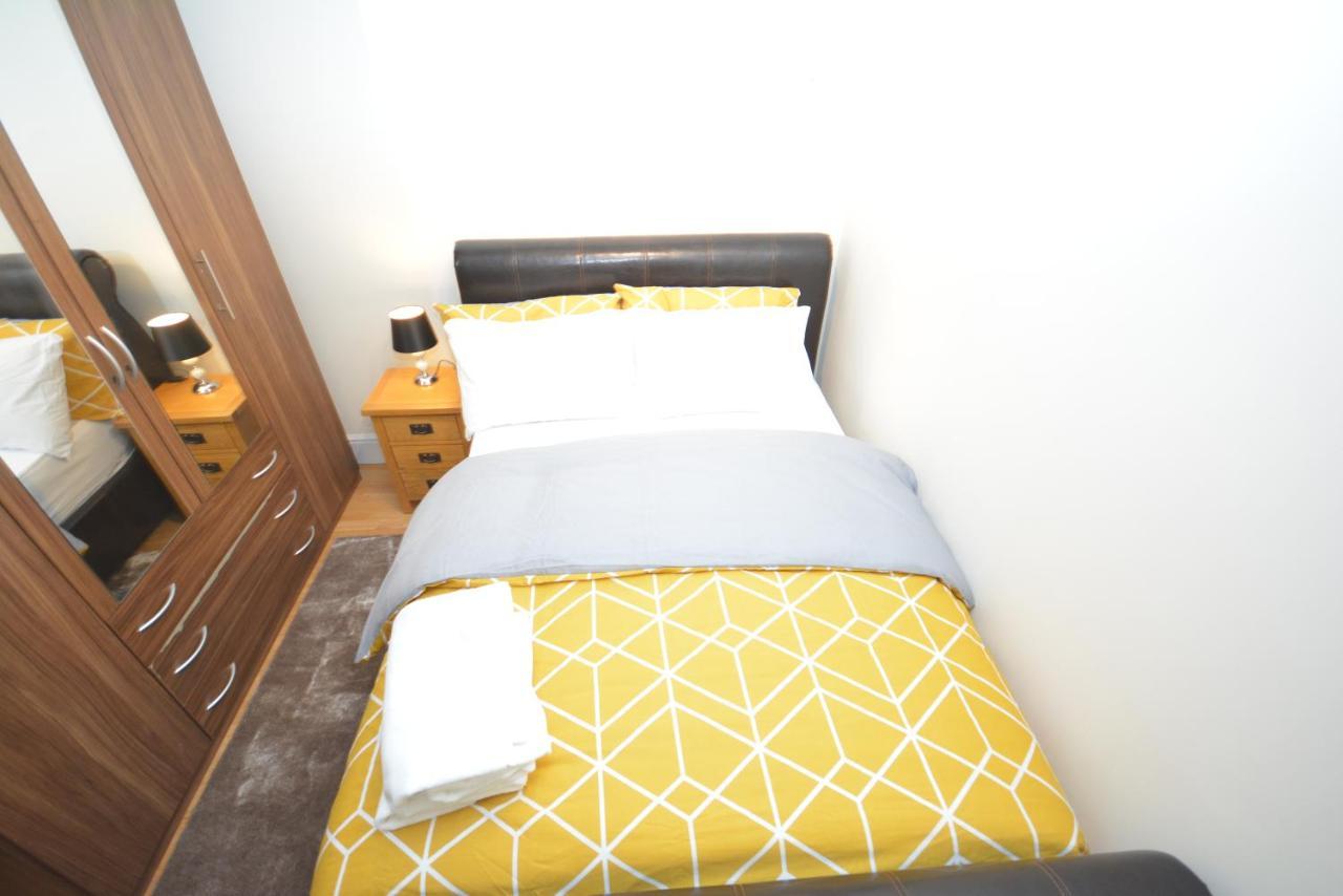 London Luxury 5 Bedroom House 2 Min Walk To The Tube Station Dagenham Exteriör bild