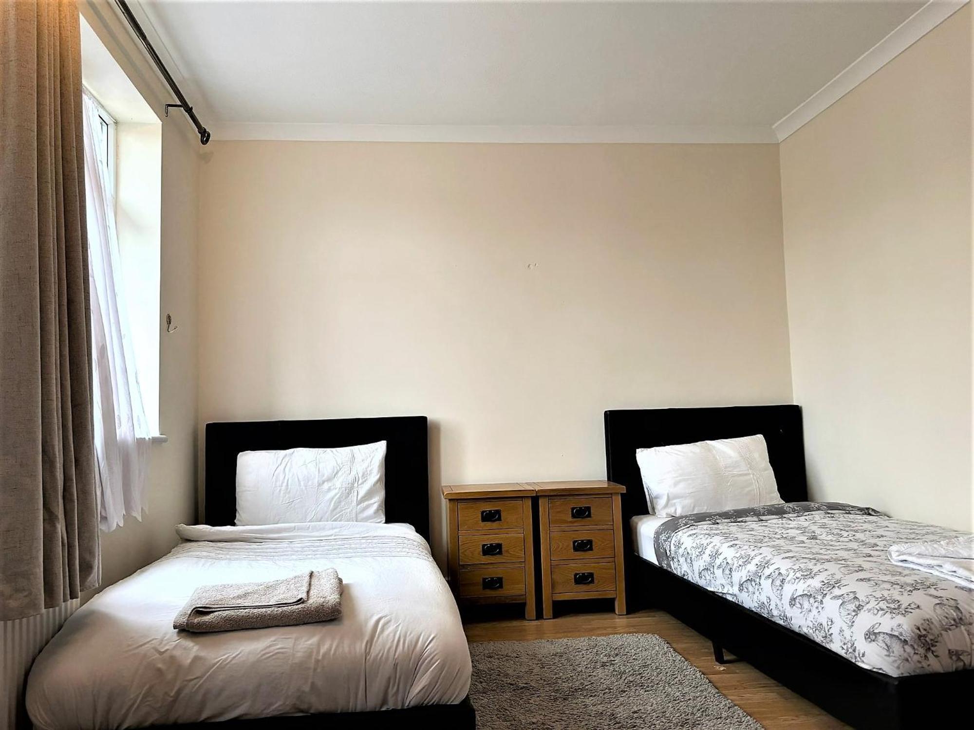 London Luxury 5 Bedroom House 2 Min Walk To The Tube Station Dagenham Exteriör bild